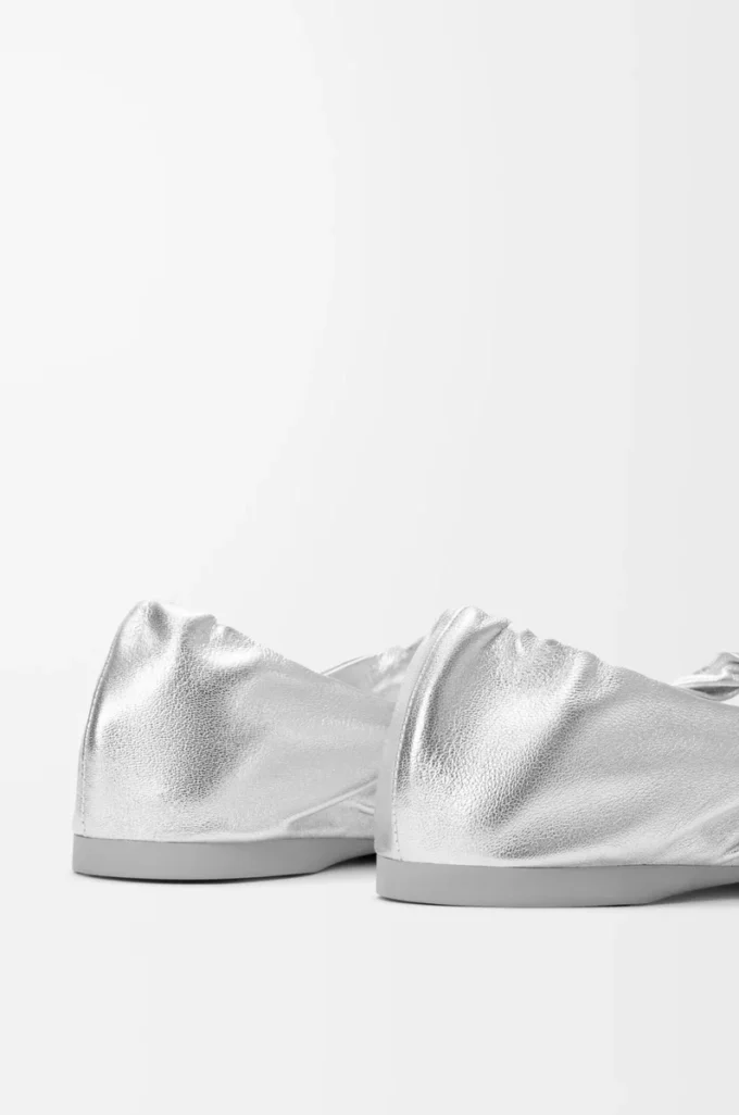 Pebble Soft Ballerina aus laminiertem Nappalammleder in Silber