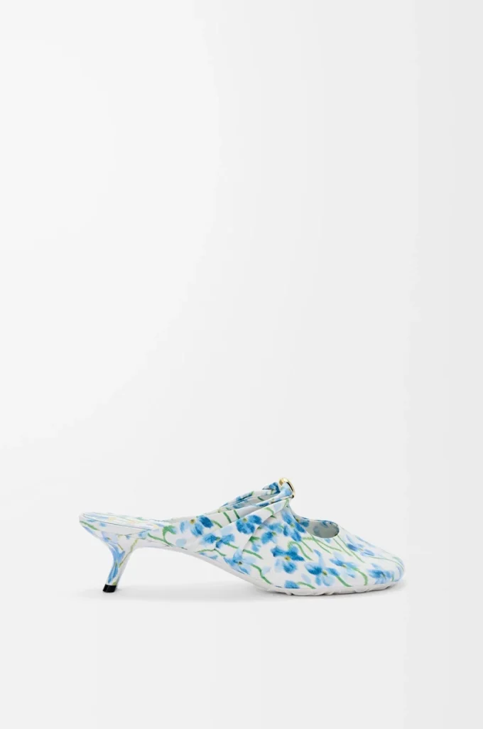Pebble Soft Mule aus bedrucktem Nappa-Lammleder in Soft White/Blue