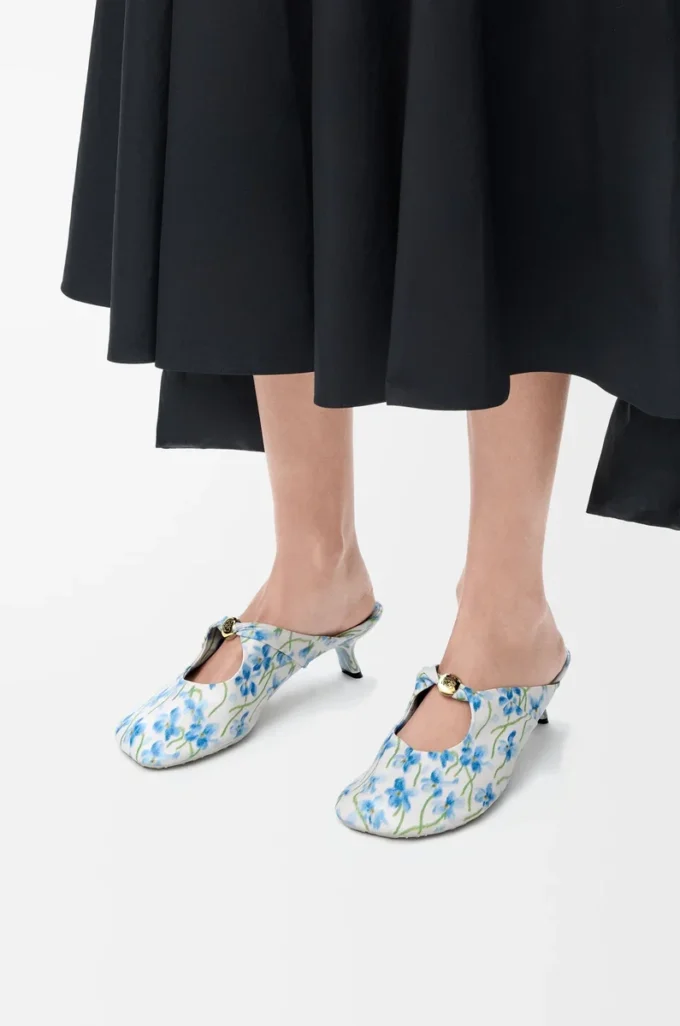 Pebble Soft Mule aus bedrucktem Nappa-Lammleder in Soft White/Blue