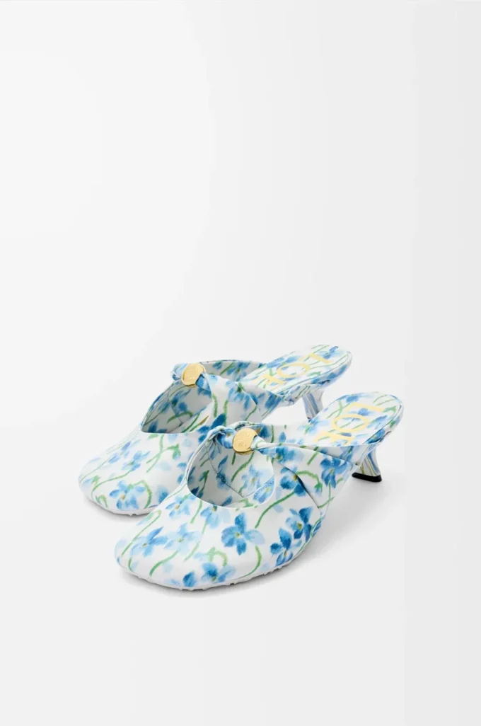Pebble Soft Mule aus bedrucktem Nappa-Lammleder in Soft White/Blue