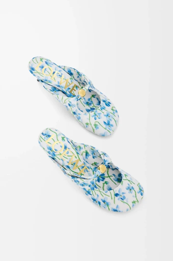 Pebble Soft Mule aus bedrucktem Nappa-Lammleder in Soft White/Blue