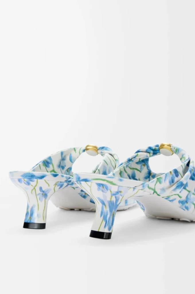 Pebble Soft Mule aus bedrucktem Nappa-Lammleder in Soft White/Blue