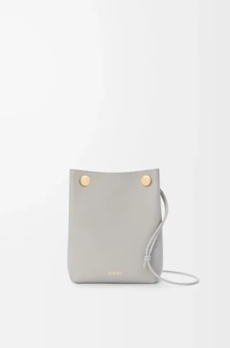 Pebble-Tasche aus glattem Kalbsleder in Shell Grey