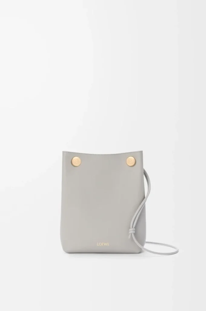 Pebble-Tasche aus glattem Kalbsleder in Shell Grey