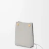 Pebble-Tasche aus glattem Kalbsleder in Shell Grey