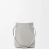 Pebble-Tasche aus glattem Kalbsleder in Shell Grey