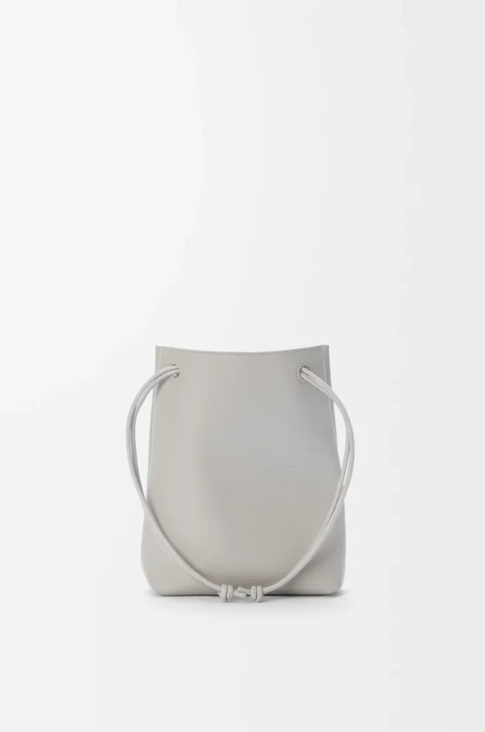 Pebble-Tasche aus glattem Kalbsleder in Shell Grey