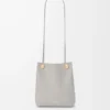 Pebble-Tasche aus glattem Kalbsleder in Shell Grey
