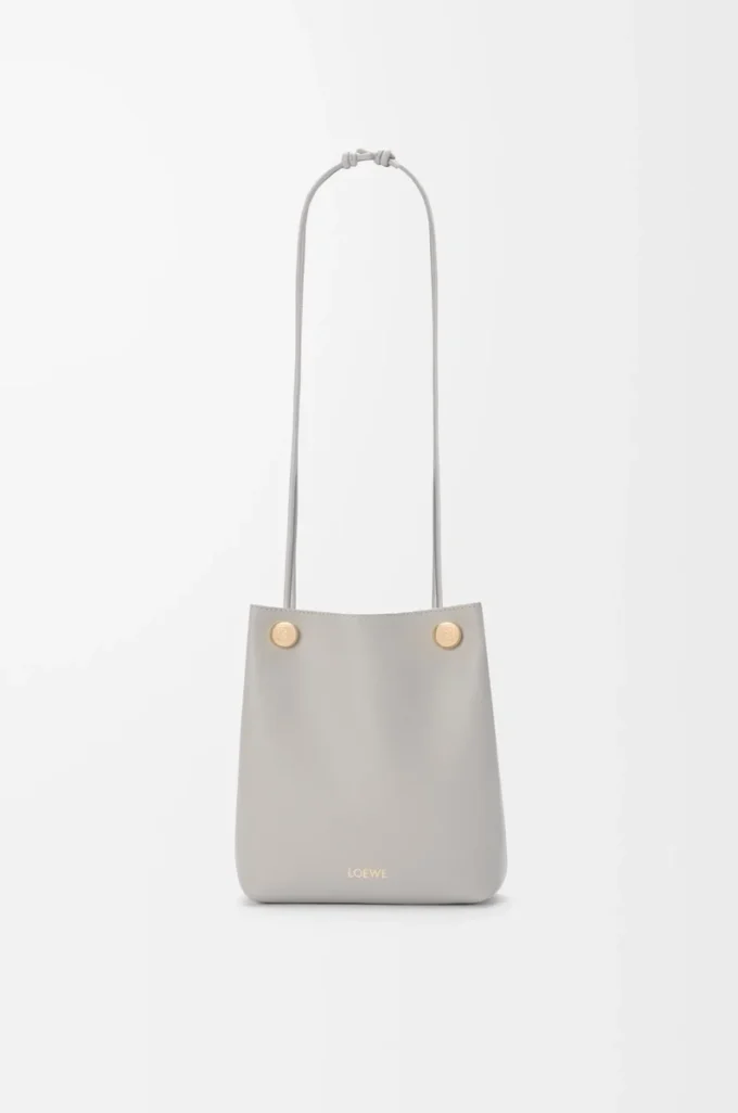 Pebble-Tasche aus glattem Kalbsleder in Shell Grey
