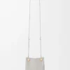 Pebble-Tasche aus glattem Kalbsleder in Shell Grey