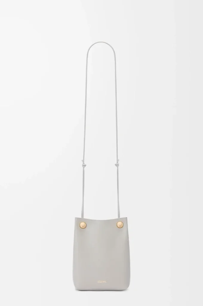 Pebble-Tasche aus glattem Kalbsleder in Shell Grey