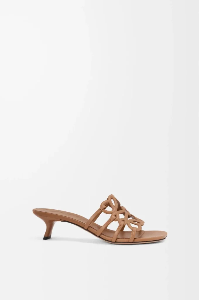 Petal Anagram Pantolette aus weichem Kalbsleder in Camel