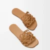 Petal Anagram Pantolette aus weichem Kalbsleder in Camel