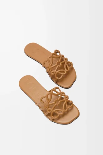 Petal Anagram Pantolette aus weichem Kalbsleder in Camel