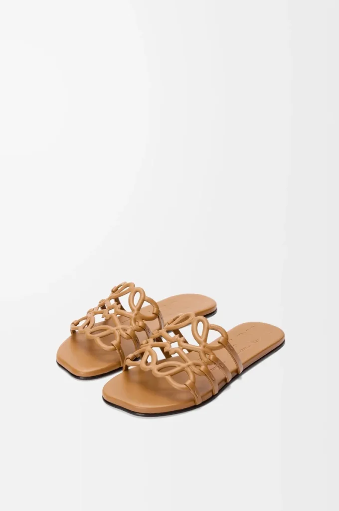 Petal Anagram Pantolette aus weichem Kalbsleder in Camel