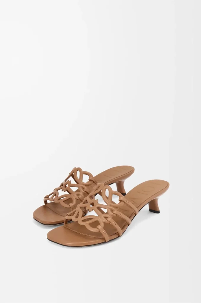 Petal Anagram Pantolette aus weichem Kalbsleder in Camel