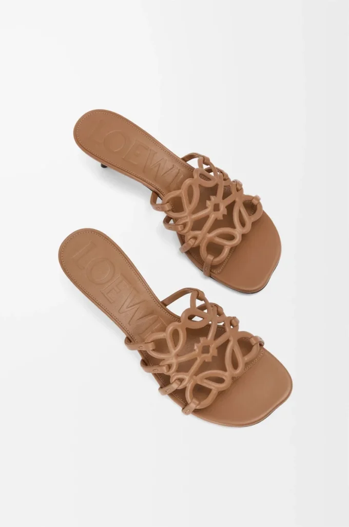 Petal Anagram Pantolette aus weichem Kalbsleder in Camel
