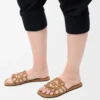 Petal Anagram Pantolette aus weichem Kalbsleder in Camel