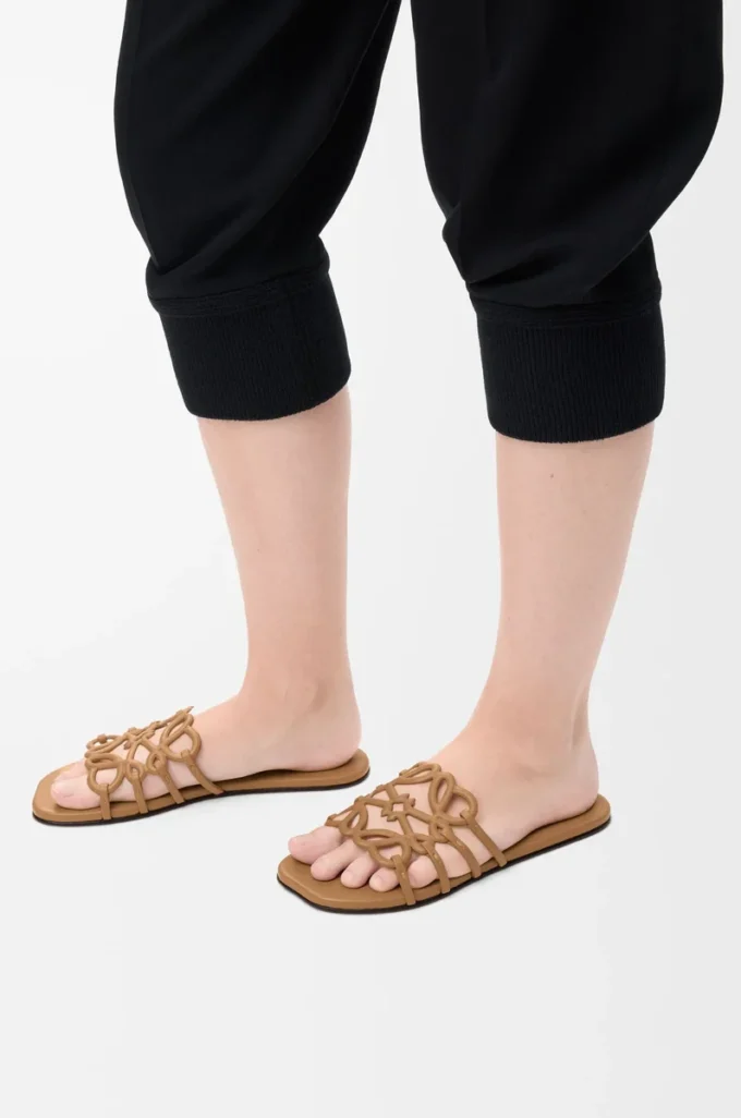 Petal Anagram Pantolette aus weichem Kalbsleder in Camel