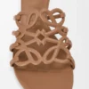 Petal Anagram Pantolette aus weichem Kalbsleder in Camel