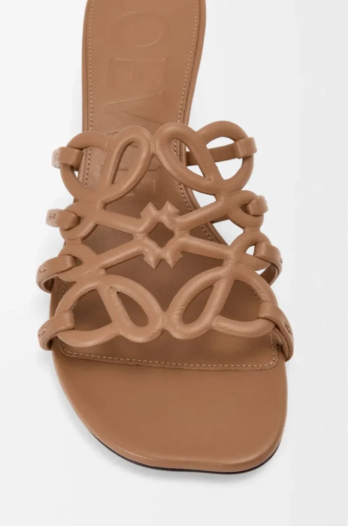 Petal Anagram Pantolette aus weichem Kalbsleder in Camel
