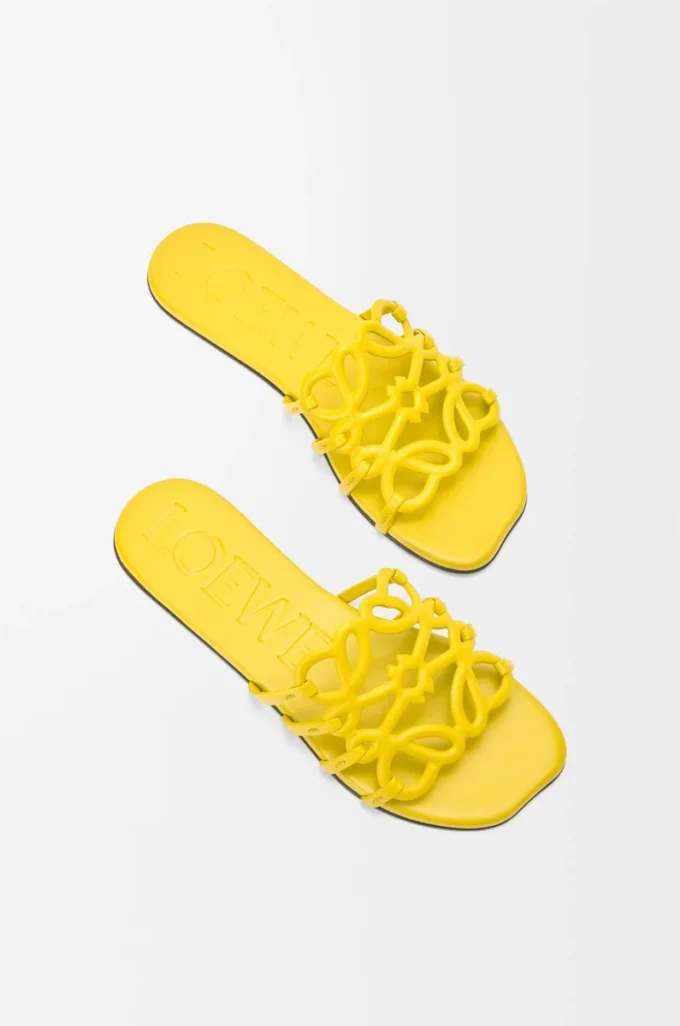 Petal Anagram Pantolette aus weichem Kalbsleder in Gelb