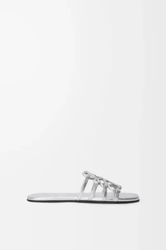 Petal Anagram Slipper aus laminiertem Lammleder in Silber