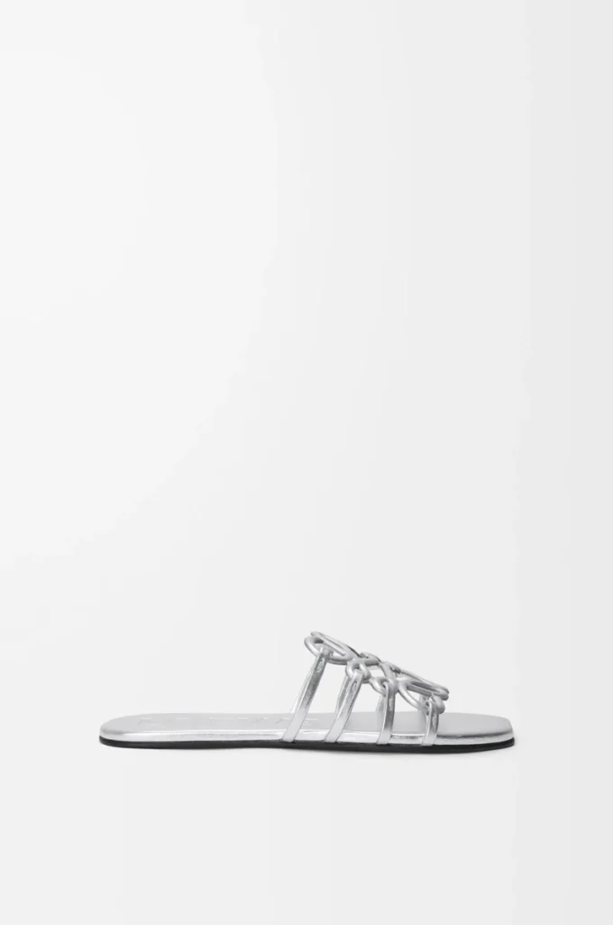 Petal Anagram Slipper aus laminiertem Lammleder in Silber