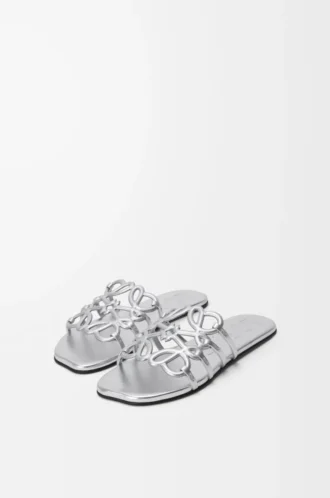 Petal Anagram Slipper aus laminiertem Lammleder in Silber
