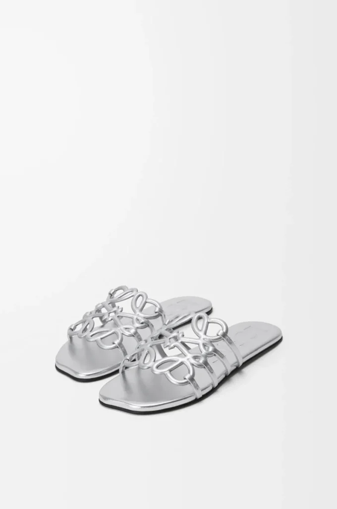 Petal Anagram Slipper aus laminiertem Lammleder in Silber