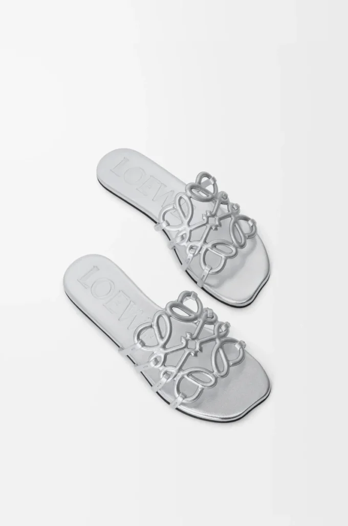 Petal Anagram Slipper aus laminiertem Lammleder in Silber