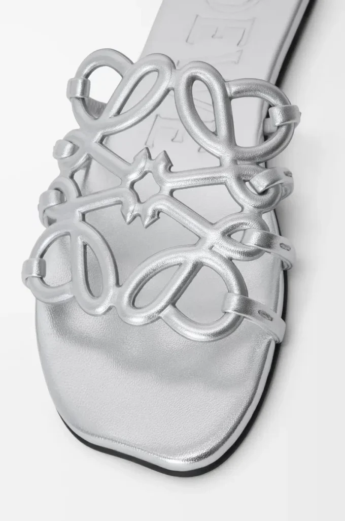 Petal Anagram Slipper aus laminiertem Lammleder in Silber