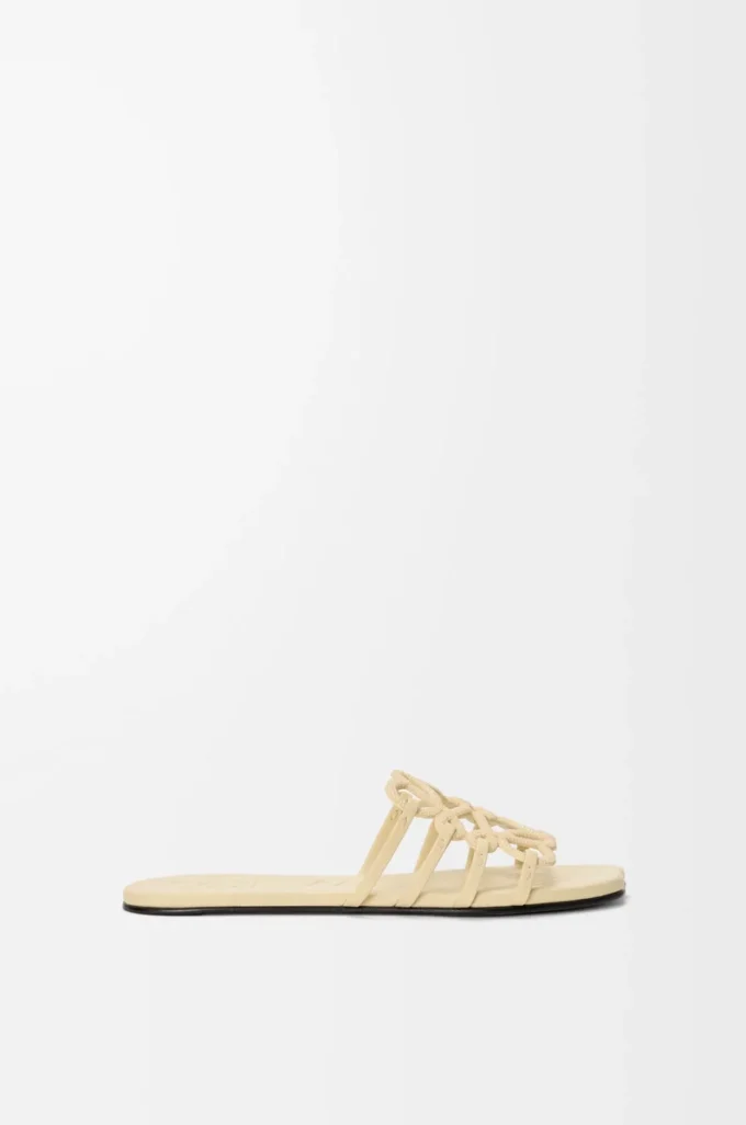 Petal Anagram Slipper aus mit Strass verziertem Wildleder Butter