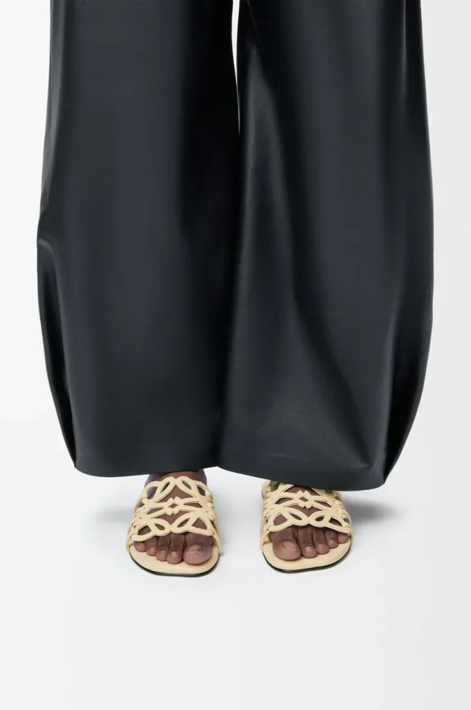 Petal Anagram Slipper aus mit Strass verziertem Wildleder Butter