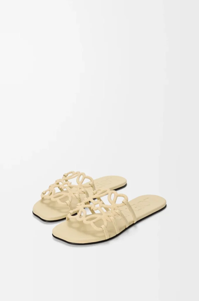 Petal Anagram Slipper aus mit Strass verziertem Wildleder Butter