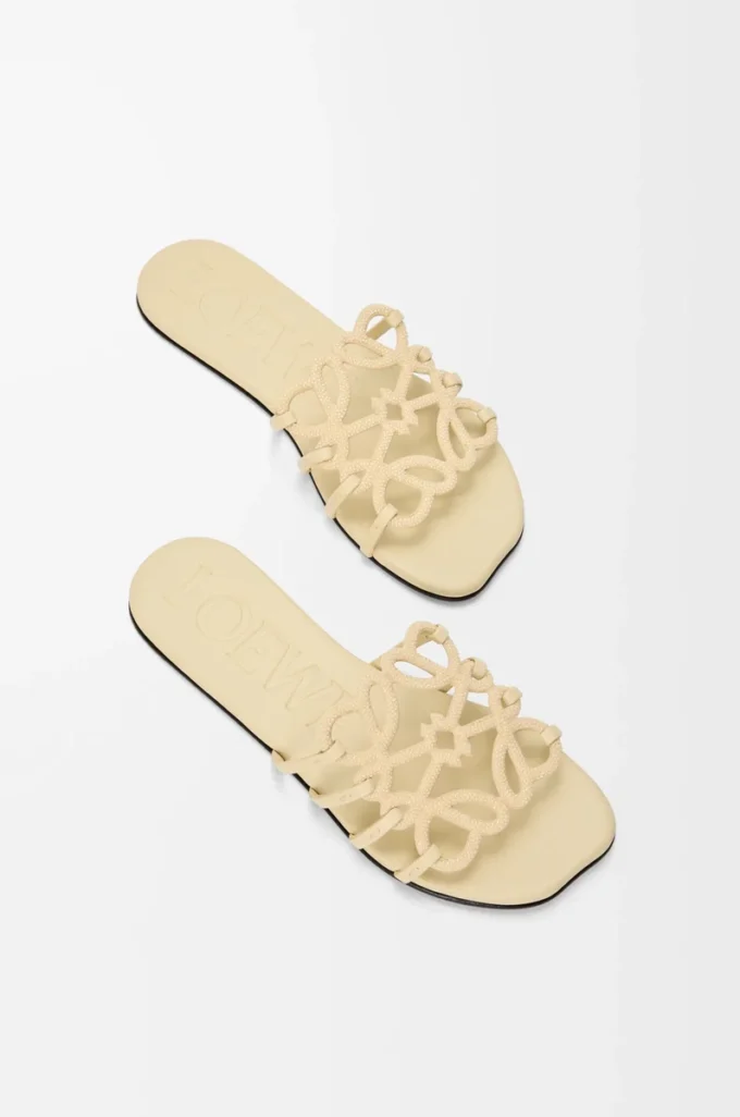 Petal Anagram Slipper aus mit Strass verziertem Wildleder Butter