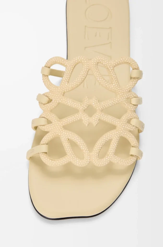 Petal Anagram Slipper aus mit Strass verziertem Wildleder Butter