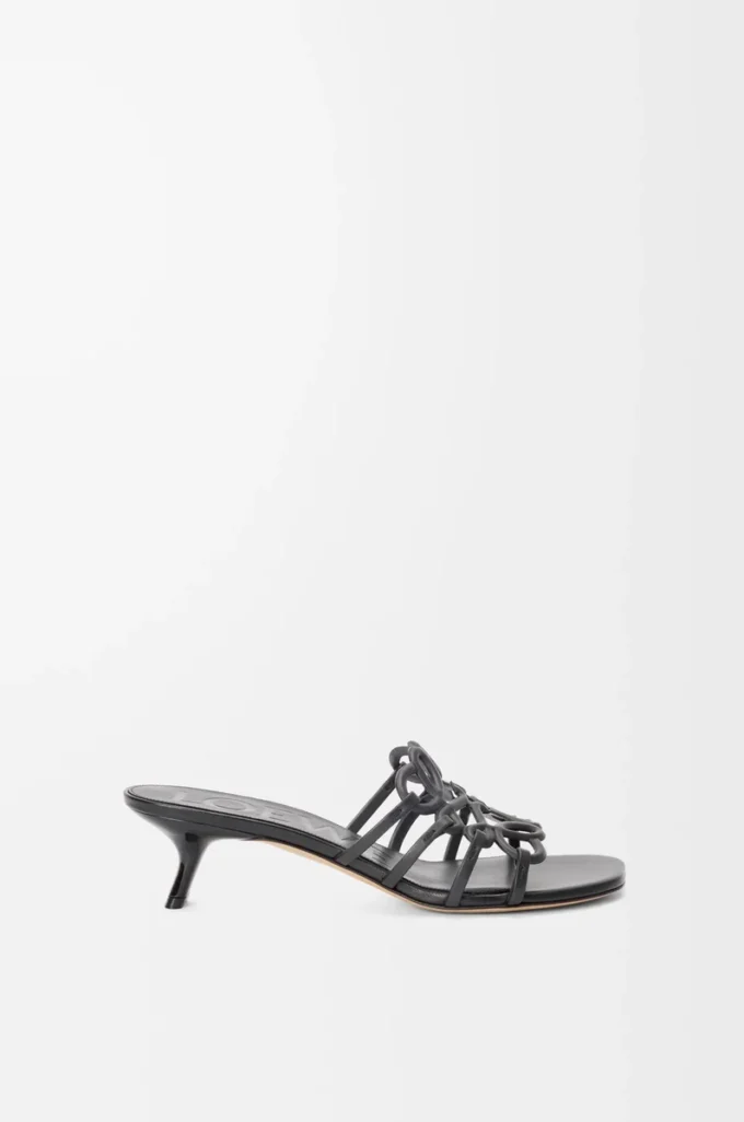 Petal Anagram Slipper aus weichem Kalbsleder in Schwarz