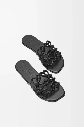 Petal Anagram Slipper aus weichem Kalbsleder in Schwarz