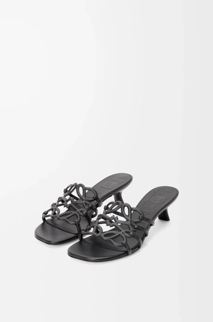 Petal Anagram Slipper aus weichem Kalbsleder in Schwarz