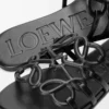 Petal Anagram Slipper aus weichem Kalbsleder in Schwarz