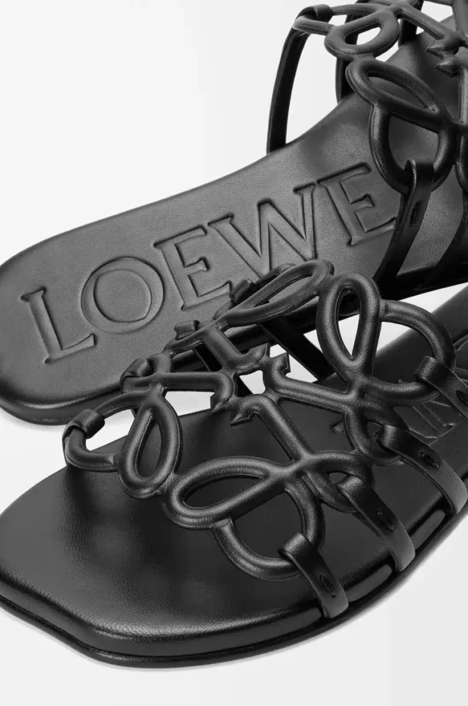 Petal Anagram Slipper aus weichem Kalbsleder in Schwarz