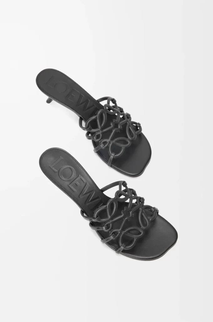 Petal Anagram Slipper aus weichem Kalbsleder in Schwarz