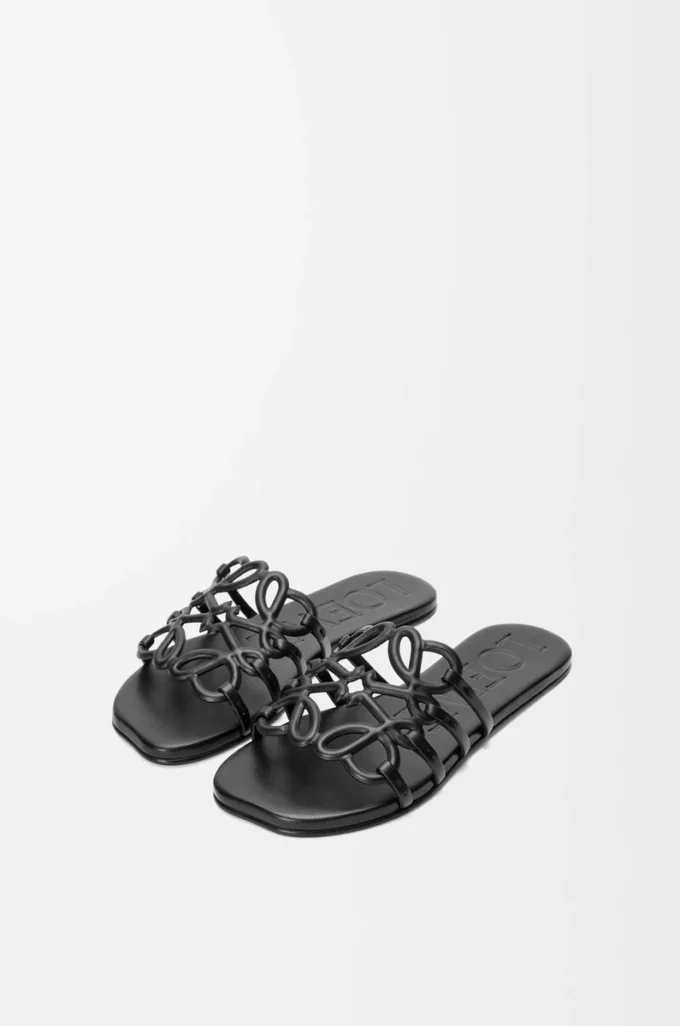 Petal Anagram Slipper aus weichem Kalbsleder in Schwarz