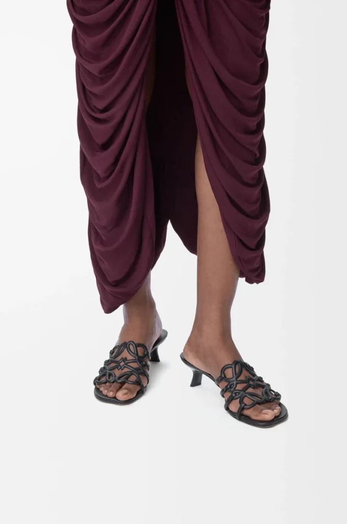 Petal Anagram Slipper aus weichem Kalbsleder in Schwarz