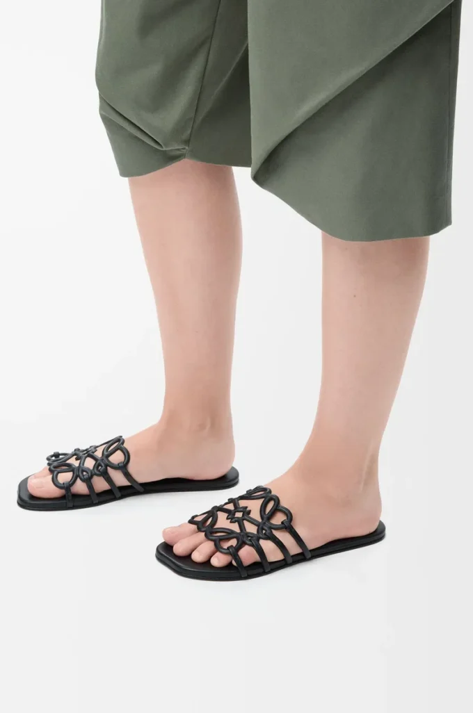 Petal Anagram Slipper aus weichem Kalbsleder in Schwarz