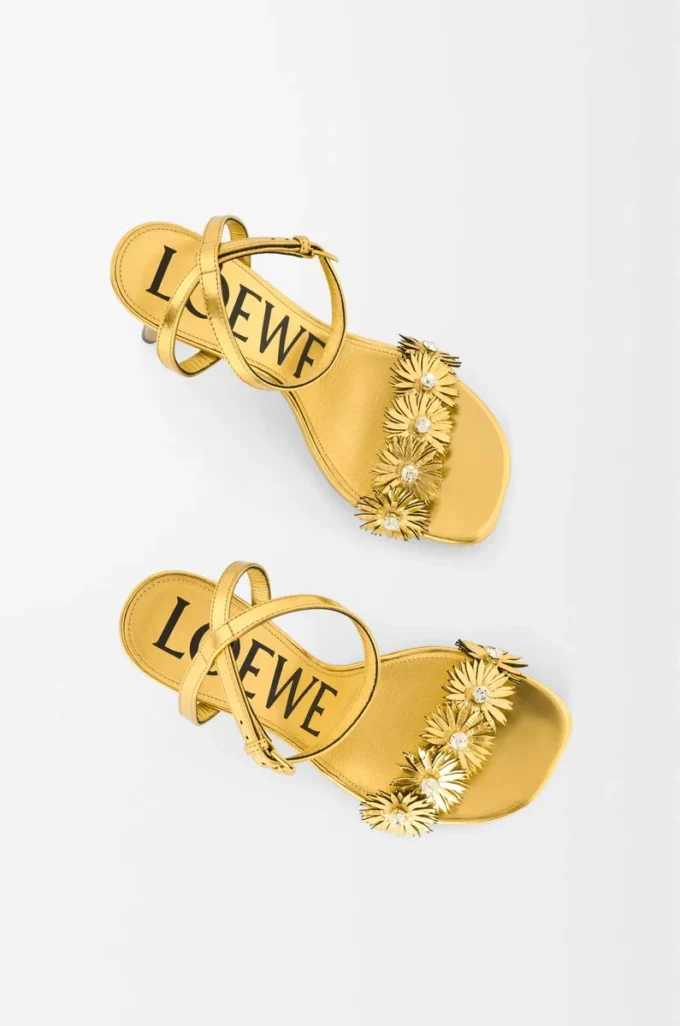 Petal Flower Sandale aus Kalbsleder und Kristallen Gold