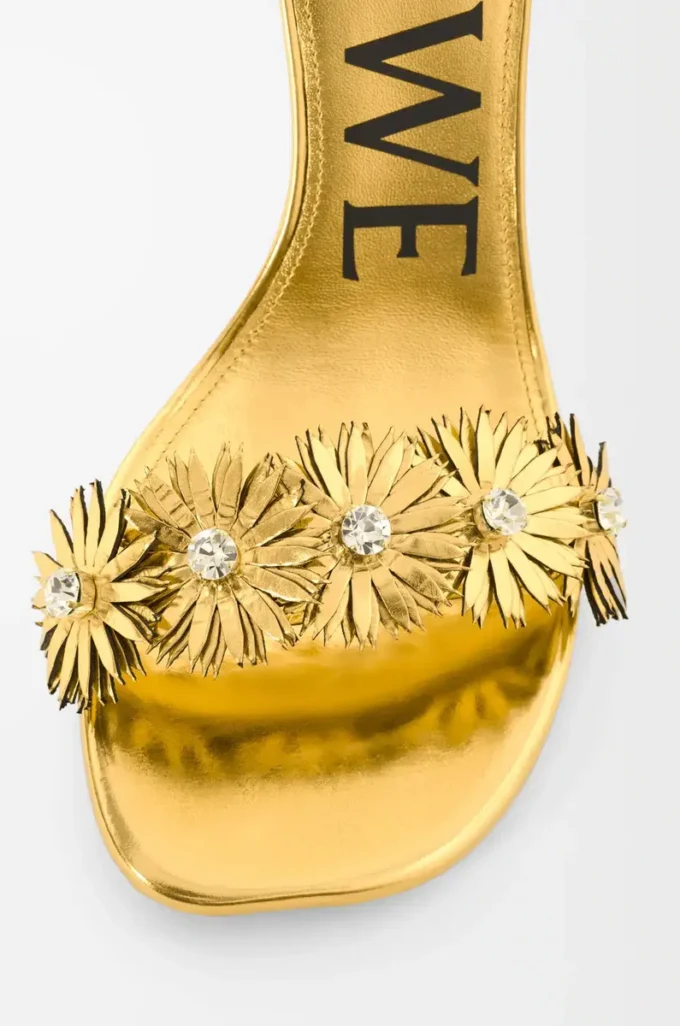 Petal Flower Sandale aus Kalbsleder und Kristallen Gold