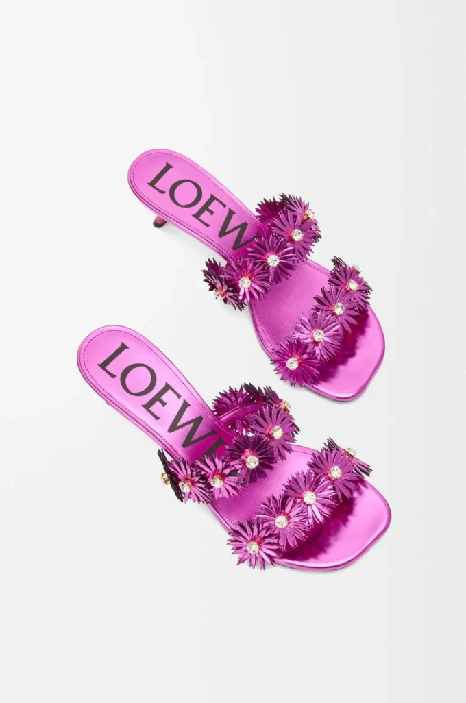 Petal Flower Sandale aus Kalbsleder und Kristallen in Fuchsia