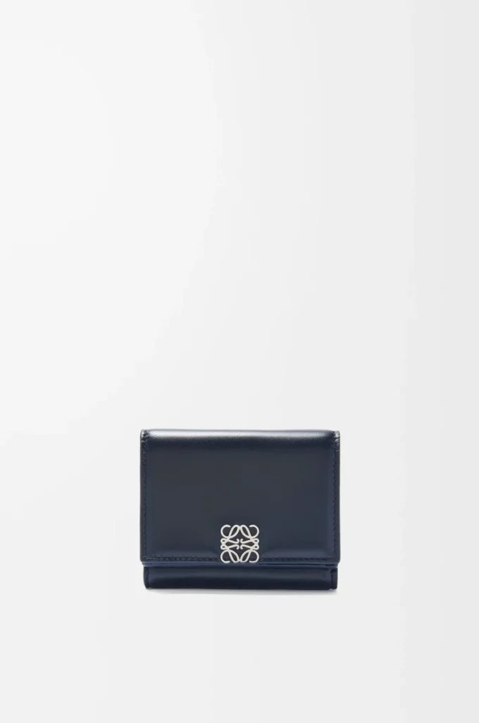 Puffer Anagram Dreifach-Geldbörse aus glänzendem Nappakalbsleder Deep Navy